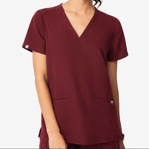 Casma 3 pocket scrub top